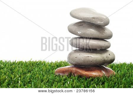 ein Haufen Steine auf das Gras auf weißem Hintergrund