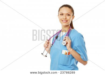 Infermiera sorridente in uniforme con stetoscopio isolato blu