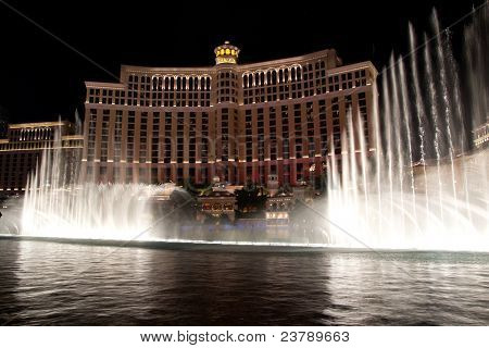 LAS VEGAS - AUG 18: The Bellagio Hotel om natten med springvand show på August 18, 2011 i Las Vegas. 