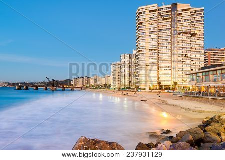 Vina Del Mar, Region De Valparaiso, Chile - March 06, 2013: View Of Acapulco Beach And Muelle Vergar