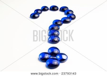 Fragezeichen gezeichnet mit blauen Steinen