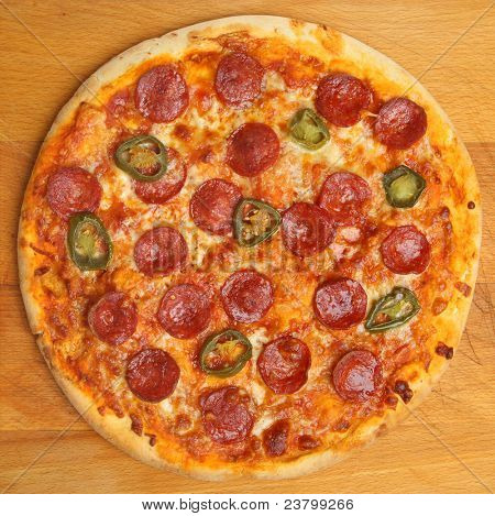 Pepperoni pizza s zelené papriky.