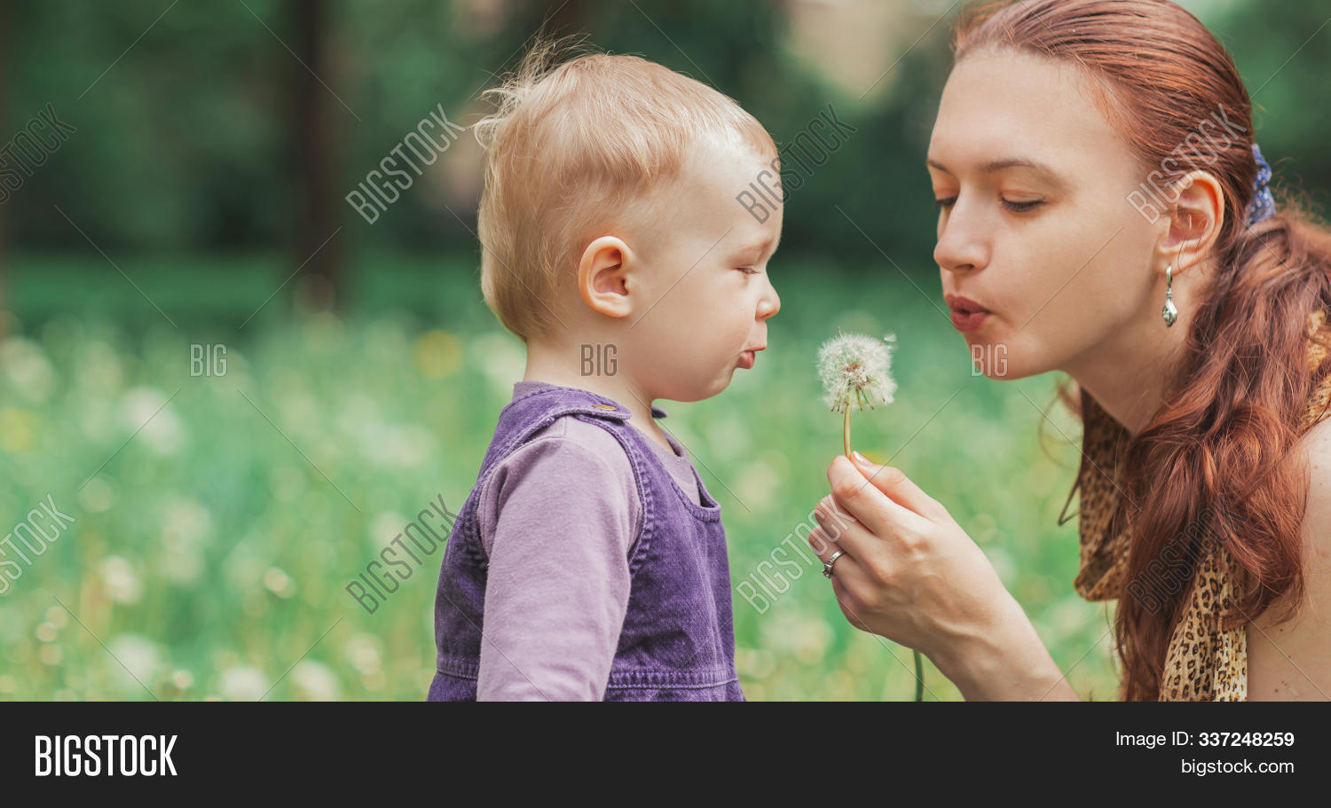 Мать с дочкой дуют. Blowing daughter. Фотосъемка мама и дочь с мыльными пузырями. Насморк семья. Blowing daughter.