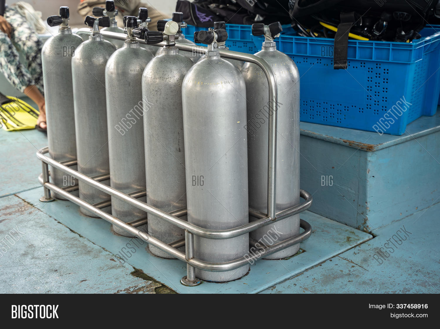 воздушные баллоны на судне. Oxygen tank for breathing. пусковой баллон сжатого воздуха. воздушные баллоны на судне. воздушные баллоны на судне.