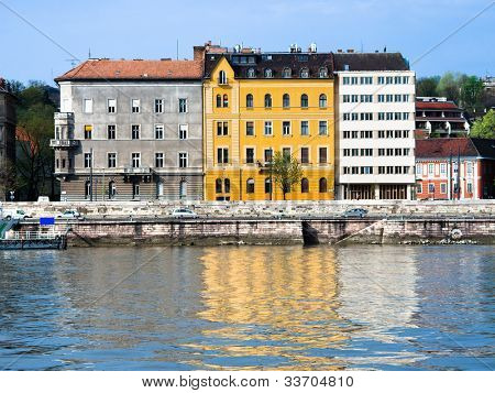 edifici colorati si riflettono sul fiume Danubio a Budapest