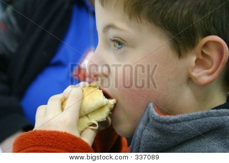 Chlapec jíst Hotdog