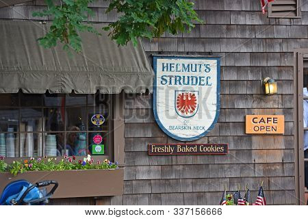 Rockport, Ma, Usa - Jul. 25, 2015: Historic Gallery On Bearskin Neck In Downtown Rockport, Massachus