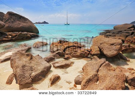 Similansky isole, mare delle Andamane, Thailandia. Confina con la sottile sabbia bianca di una spiaggia con fronte enorme