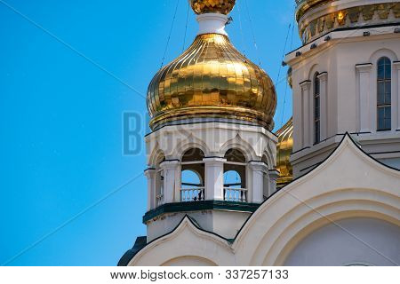 Khabarovsk, Russia - Jun 15, 2019: Spaso-preobrazhensky Cathedral In Khabarovsk On The Background Of