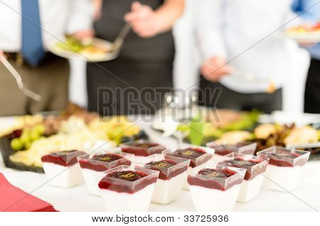 Mini dessert antipasti sulla ristorazione a buffet tovaglia bianca