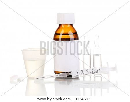 Bottiglia medica con jigger, compresse, fiale e siringhe isolata on white