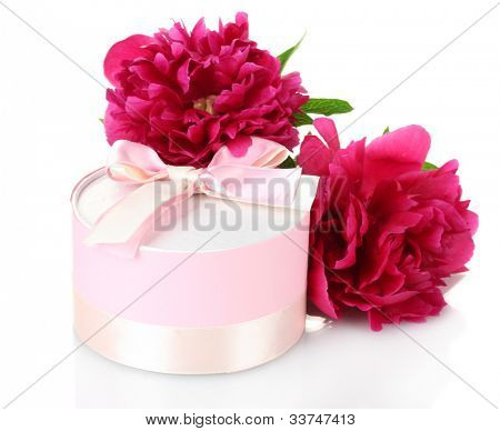 beautirul-de-rosa presente e peônia flores isoladas em branco