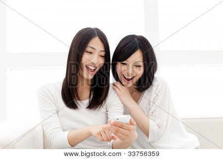 Mooie jonge vrouwen met behulp van een moblie telefoon. Portret van Aziatische.