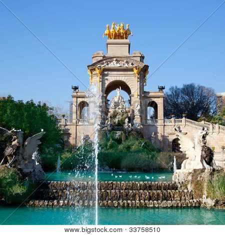 Barcelona ciudadela park lake Çeşme Aurora altın quadriga ile