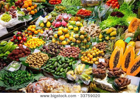Exposição de frutas no mundo de mercado Boqueria em Barcelona