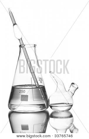 Matraz y gotero de Schuster con agua y reflexión aislado en blanco