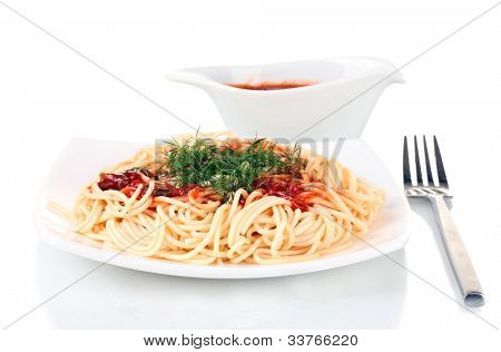Italské špagety vařené s rajskou omáčkou izolované na bílém v bílé plotně