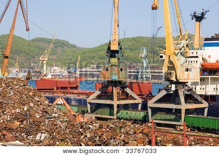 Recyklace, načítání kovového odpadu v lodi. Rusko. Nakhodka přístav. Primorskiy Kray.