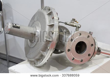 Pilot Operated Gas Pressure Regulator. Gas Pressure Regulator With Built-in Slam-shut Device.