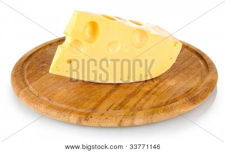 ? heese su tavola di legno isolata on white