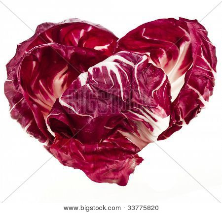 Rojo COL Radicchio Rosso forma corazón aislado en blanco