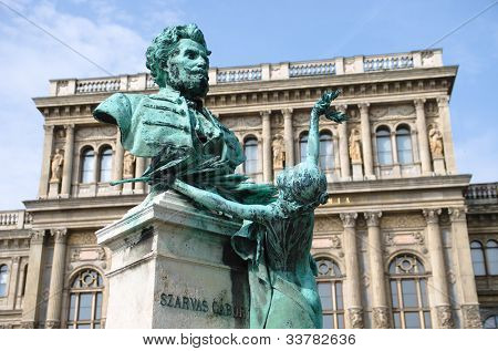 statua di Gabor Szarvas, il linguista, fu il primo a combattere per la cultura di lingua ungherese, Bu