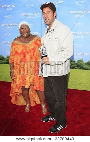 LOS ANGELES-JUN 4: Adam Sandler, Luenell Campbell en el estreno de Columbia Pictures ' que mi