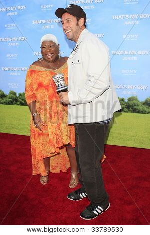 LOS ANGELES-JUN 4: Adam Sandler, Luenell Campbell en el estreno de Columbia Pictures ' que mi