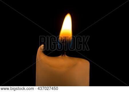 Candle light background, realistic flame, high resolution image