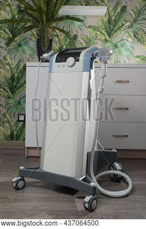 Close-up Photo Of The Device Simultaneously Combine Radio Frequency And Ultrasound To Tighten Skin