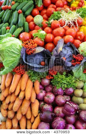 Foto Vertical de variedad de vegetales frescos