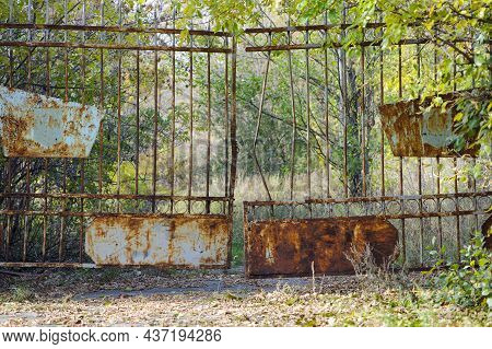 Old Rusty Iron Gate With A Deadbolt. Old Rusty Iron. Rusty Grungy Old Metal Texture For Use As A Bac