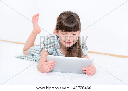 Dítě s tabletovým počítačem