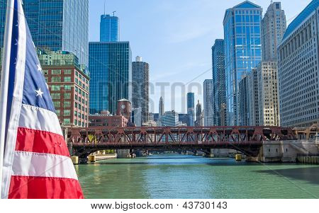 Rzeki Chicago Downtown z Usa bandery