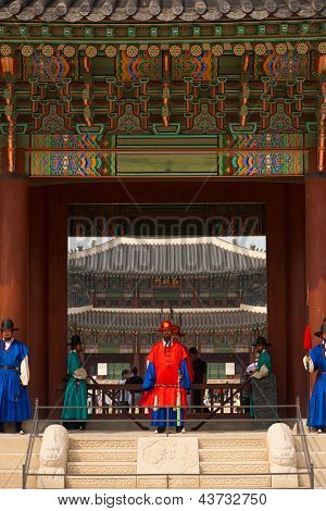 Gyeongbokgung palatsin sisäänkäynti vaiheet vartijoita V