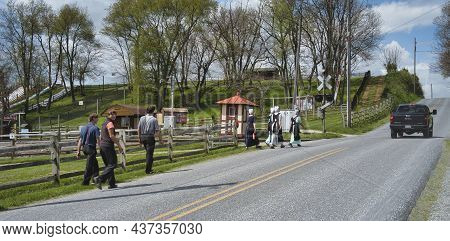 Ronks, Pennsylvania, March 2021 - Teenage Amish Boys And Girls Walking Along A Rural Road In The Cou