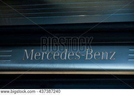Convertible Mercedes Benz Sl550. Interior Details. Door Trim.