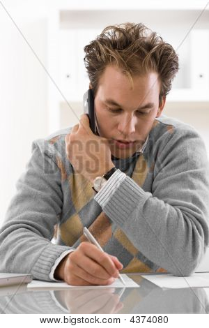 Jovem chamando no telefone