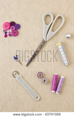 Šicí příslušenství v tónech fialové