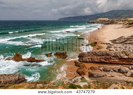 Guincho strand på Atlanterhavet i stormvejr nær Lissabon, Portugal