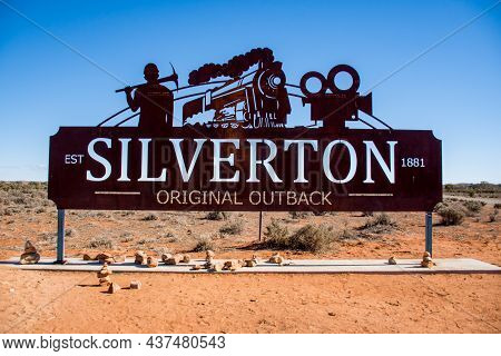 Silverton, Australia 2018-07-11 Welcome Road Sign On Entrance To Historical Town Of Silverton Locate