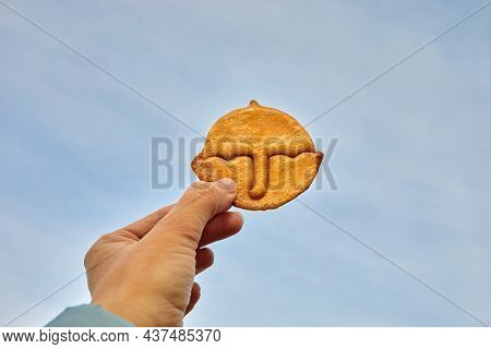 Korean Dalgona Honeycomb Sugar Cookie With Umbrella Shape To Play New Trend Candy Challenge