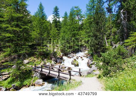 Brücke am Bergfluss