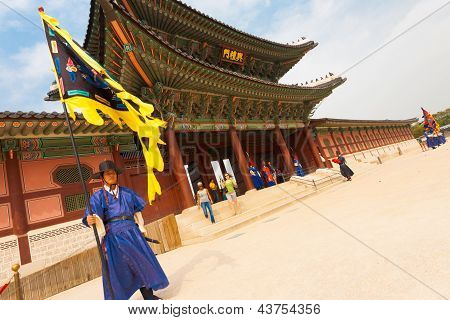 Lipun vartija Gyeonbokgung Palace maininta Gate kallellaan