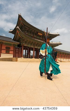 Vihreä Guard kävely Gyeongbokgung palatsin sisäänkäynnin