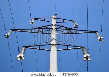 Der konkrete elektrische Pole.