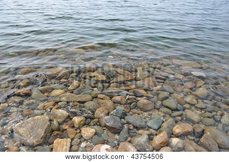 Klares Wasser und Felsen.