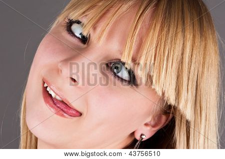 giovane ragazza bionda pazza