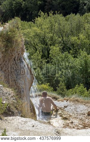Bagno Vignoni, San Quirico D' Orcia (si), Italy - August 10, 2021: Bagno Vignoni A Tourist Under The