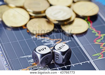 Terninger kuber med ord sælge købe Ahn gyldne mønter på finansielle diagram som baggrund. Selektiv